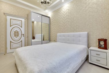 Güzel bir iç mekanı olan yatak odası.