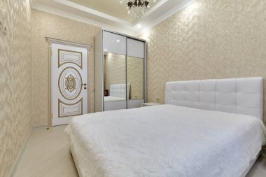 Güzel bir iç mekanı olan yatak odası.