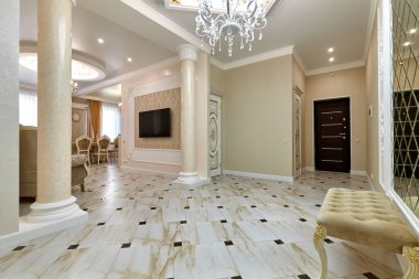 Güzel bir iç mekanı olan giriş salonu.