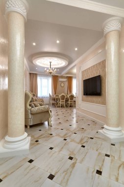 Güzel bir iç mekanı olan giriş salonu.