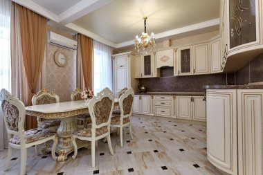 Aletleri olan bir mutfak ve güzel bir iç mekan.