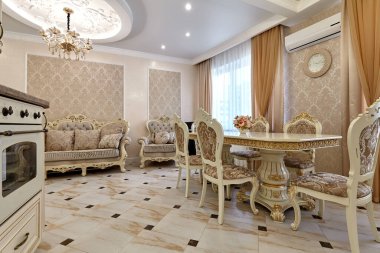 Aletleri olan bir mutfak ve güzel bir iç mekan.