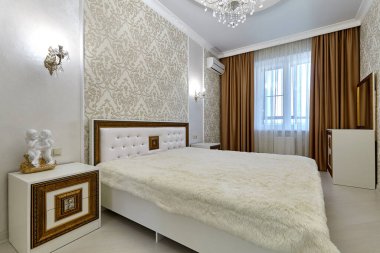 Güzel bir iç mekanı olan yatak odası.