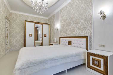 Güzel bir iç mekanı olan yatak odası.