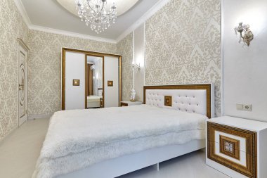 Güzel bir iç mekanı olan yatak odası.