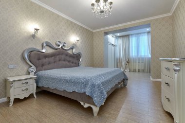 Güzel bir iç mekanı olan yatak odası.