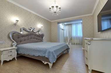 Güzel bir iç mekanı olan yatak odası.