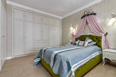 Güzel bir iç mekanı olan yatak odası.