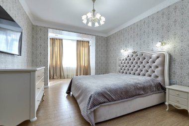 Güzel bir iç mekanı olan yatak odası.