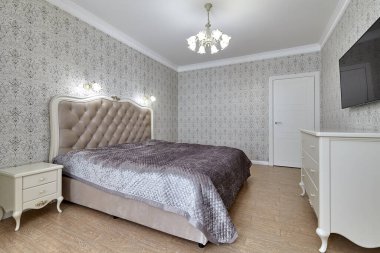 Güzel bir iç mekanı olan yatak odası.