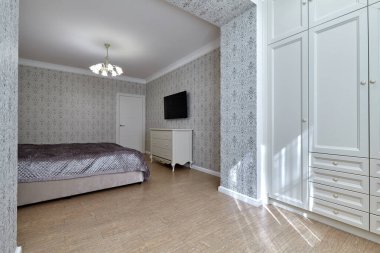 Güzel bir iç mekanı olan yatak odası.