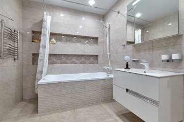 İçi güzel olan bir banyo.