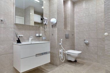 İçi güzel olan bir banyo.