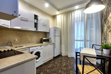 Aletleri olan bir mutfak ve güzel bir iç mekan.