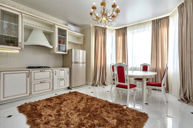 Güzel bir iç mekanı olan mutfak odası.