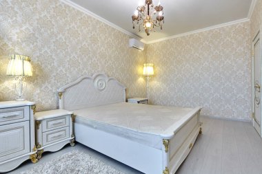 Güzel bir iç mekanı olan yatak odası.