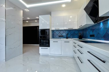 Aletleri olan bir mutfak ve güzel bir iç mekan.