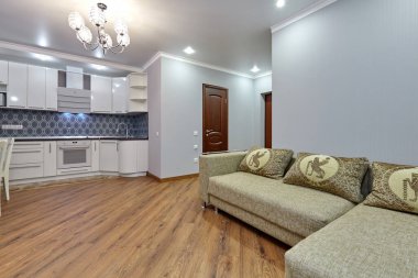 Aletleri olan bir mutfak ve güzel bir iç mekan.