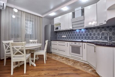 Güzel bir iç mekanı olan mutfak odası.