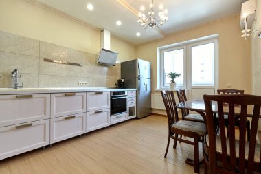 Aletleri olan bir mutfak ve güzel bir iç mekan.