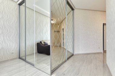 Güzel bir iç mekanı olan oturma odası.