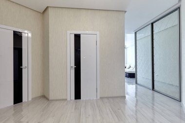 Güzel bir iç mekanı olan giriş salonu.