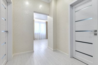 Güzel bir iç mekanı olan giriş salonu.