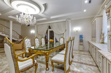 Güzel bir iç mekanı olan oturma odası.