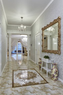 Güzel bir iç mekanı olan giriş salonu.