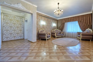 Güzel bir iç mekanı olan oturma odası.