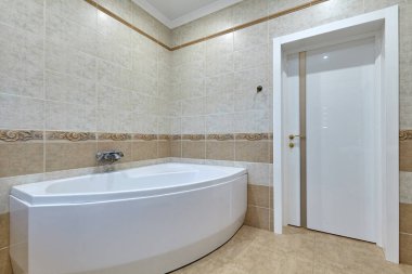İçi güzel olan bir banyo.