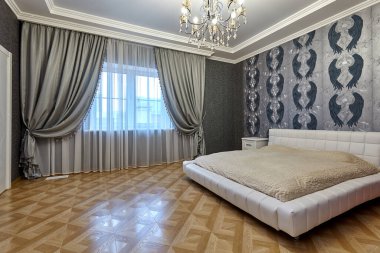 Güzel bir iç mekanı olan yatak odası.