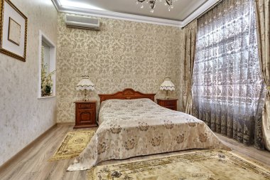 Güzel bir iç mekanı olan yatak odası.