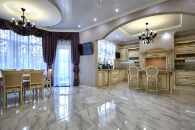 Güzel bir iç mekanı olan mutfak odası.