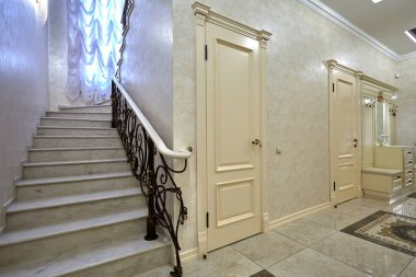 Güzel bir iç mekanı olan giriş salonu.