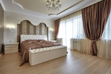 Güzel bir iç mekanı olan yatak odası.