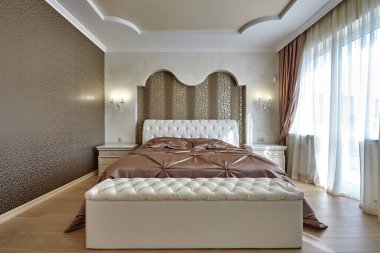 Güzel bir iç mekanı olan yatak odası.