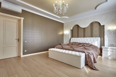 Güzel bir iç mekanı olan yatak odası.