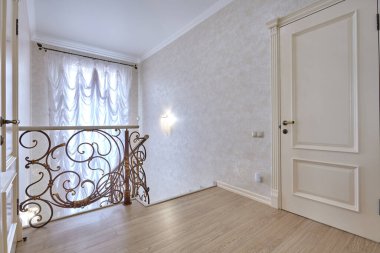 Güzel bir iç mekanı olan giriş salonu.