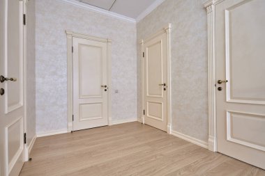 Güzel bir iç mekanı olan giriş salonu.