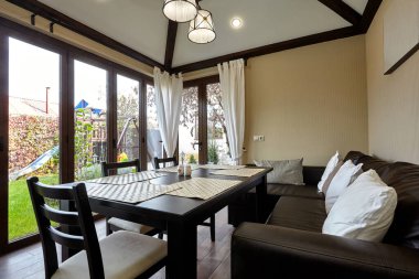 Güzel bir iç mekanı olan oturma odası.