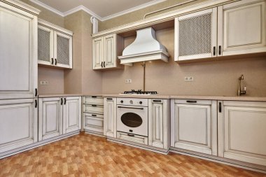 Aletleri olan bir mutfak ve güzel bir iç mekan.