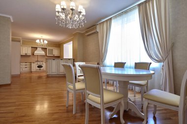 Güzel bir iç mekanı olan oturma odası.