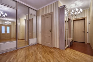 Güzel bir iç mekanı olan giriş salonu.