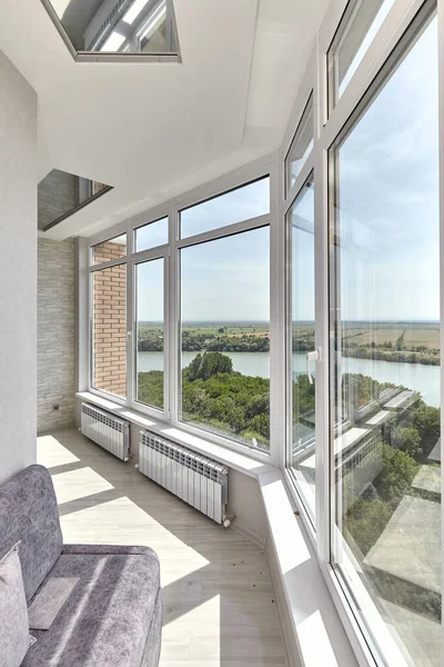 Uzun bir apartman balkonunun içinde.