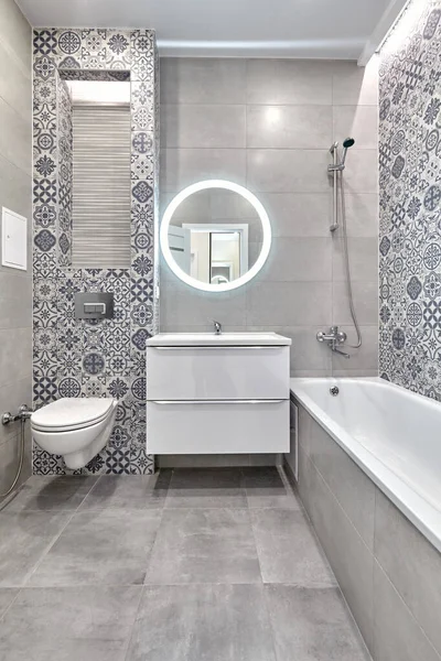 İçi güzel olan bir banyo.