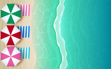 Yazın plajda renkli şemsiye ve plaj paspası.