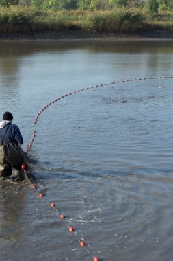Gölde balık tutmak.