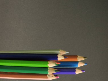 Koyu arkaplanda renkli kalemler