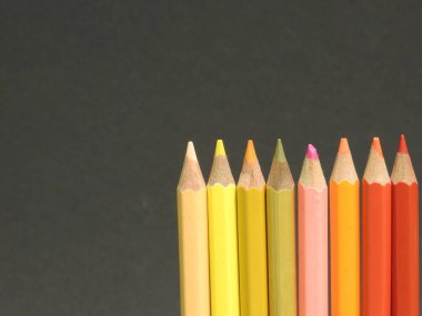 Koyu arkaplanda renkli kalemler